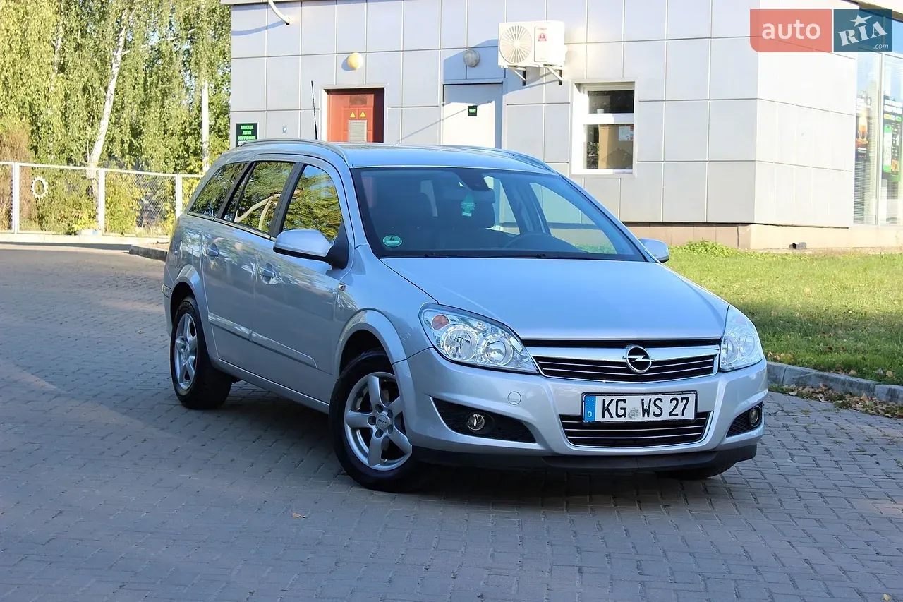 Opel Astra 2010 photo 2