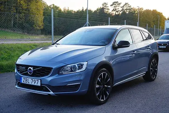 Volvo V60 Cross Country 2018 photo 2