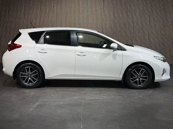 Toyota Auris 2015 photo 3
