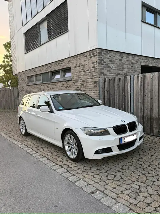 BMW 3 Series 2011 photo 2