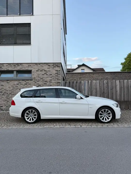 BMW 3 Series 2011 photo 3