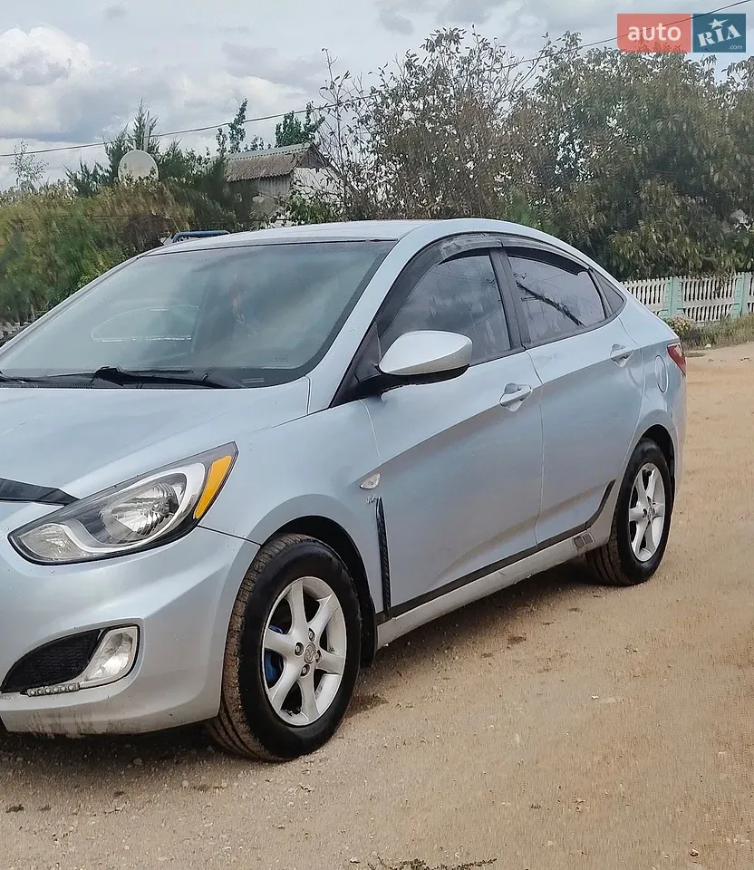 Hyundai Accent 2011 photo 2