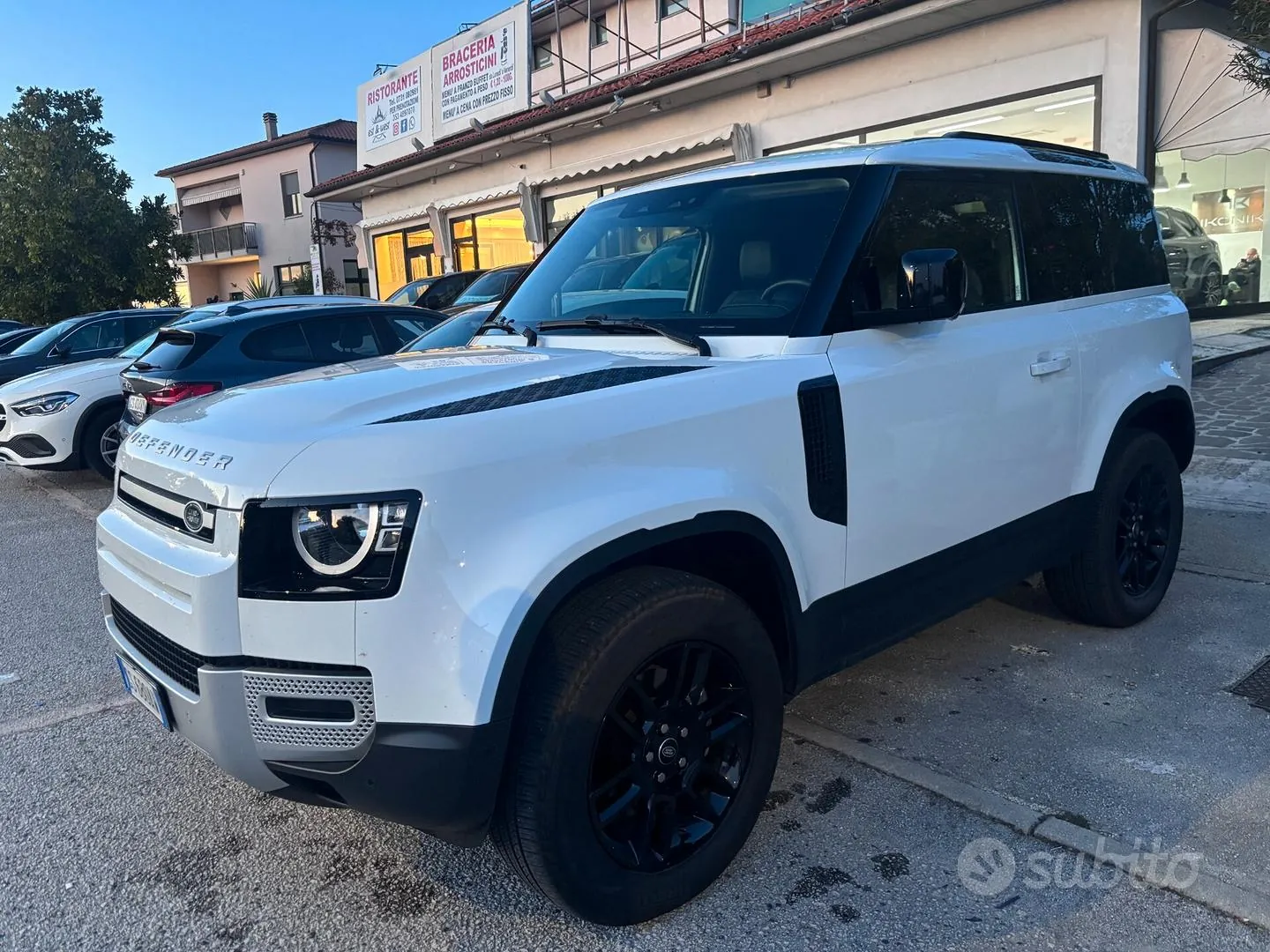 Land Rover Defender 2024 photo 2