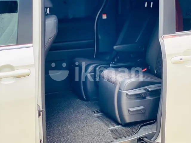 Toyota Voxy 2025 photo 2