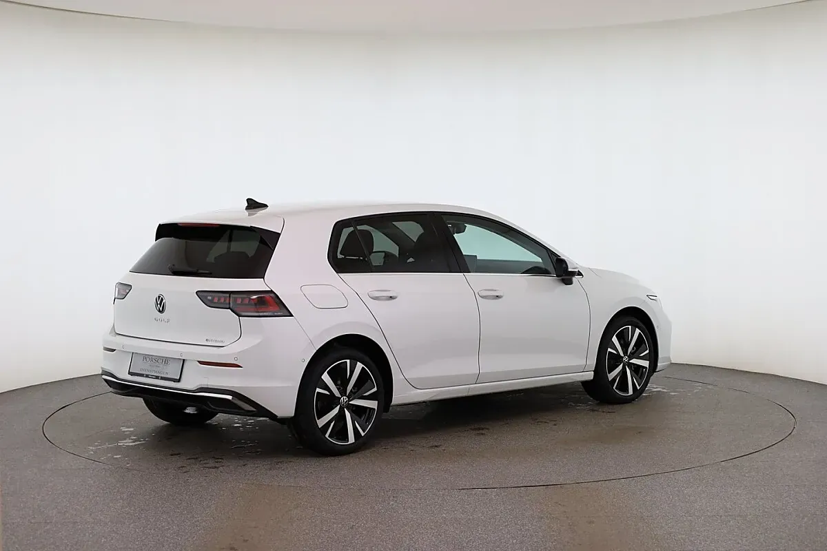 Volkswagen Golf 2026 photo 2