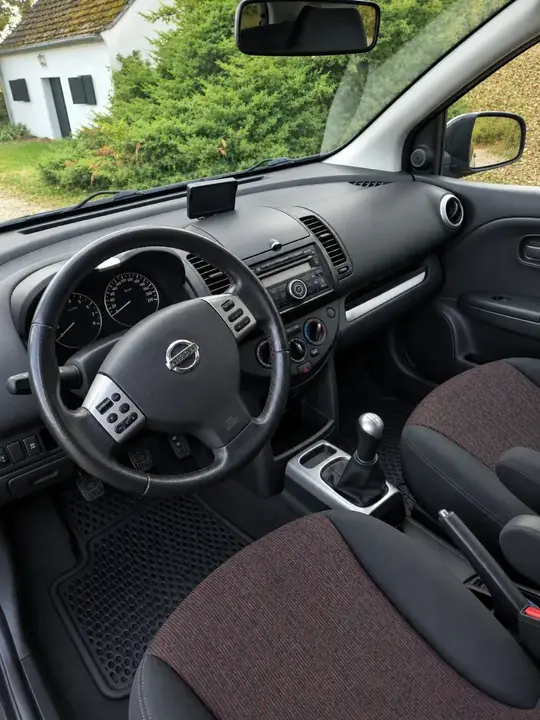 Nissan Note 2009 photo 2