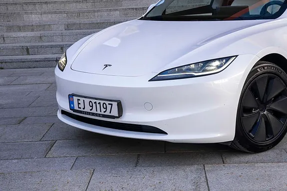 Tesla Model 3 2024 photo 2