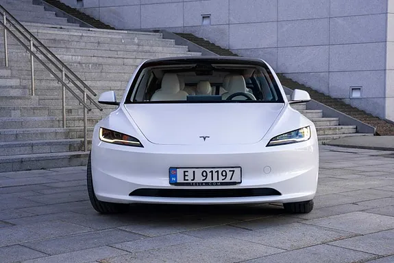 Tesla Model 3 2024 photo 3