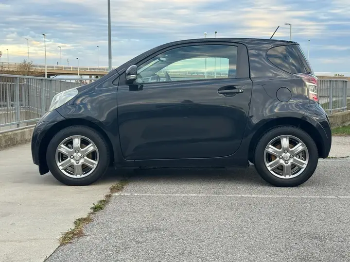 Toyota Iq 2009 photo 2