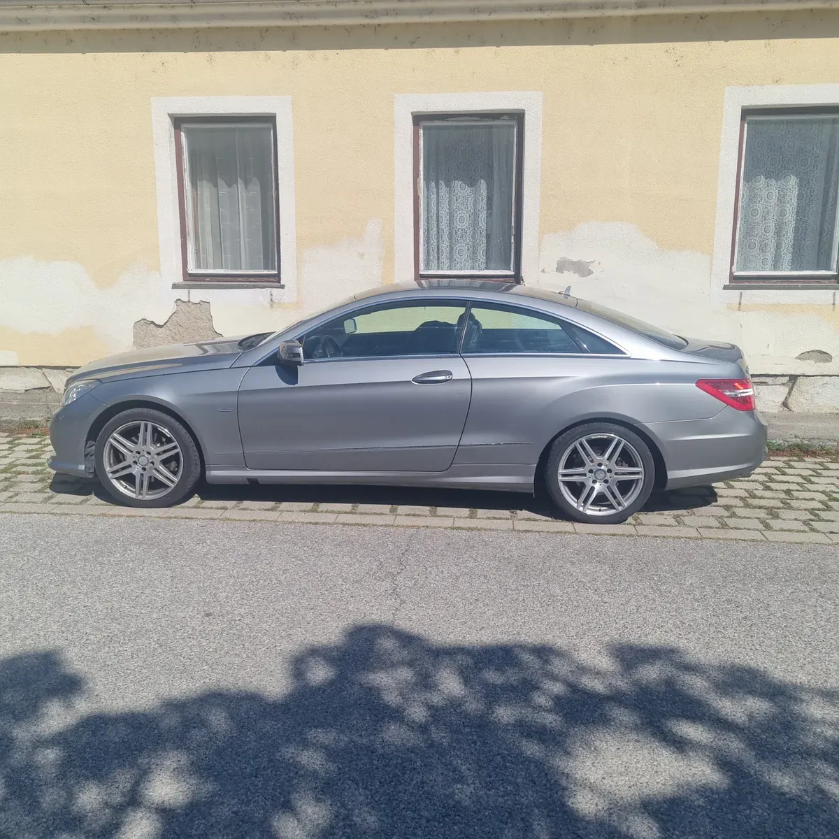 Mercedes-Benz E-Class 2012 photo 2