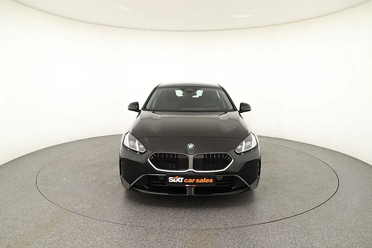 BMW 1 Series 2025 photo 2