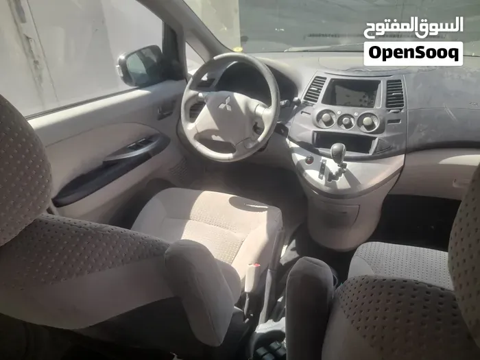 Mitsubishi Grandis 2006 photo 3