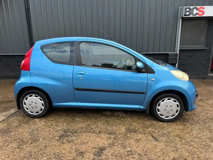 Peugeot 107 2005 photo 3