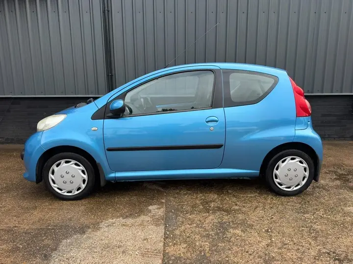 Peugeot 107 2005 photo 4
