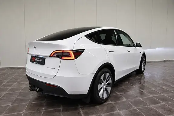 Tesla Model Y 2025 photo 3
