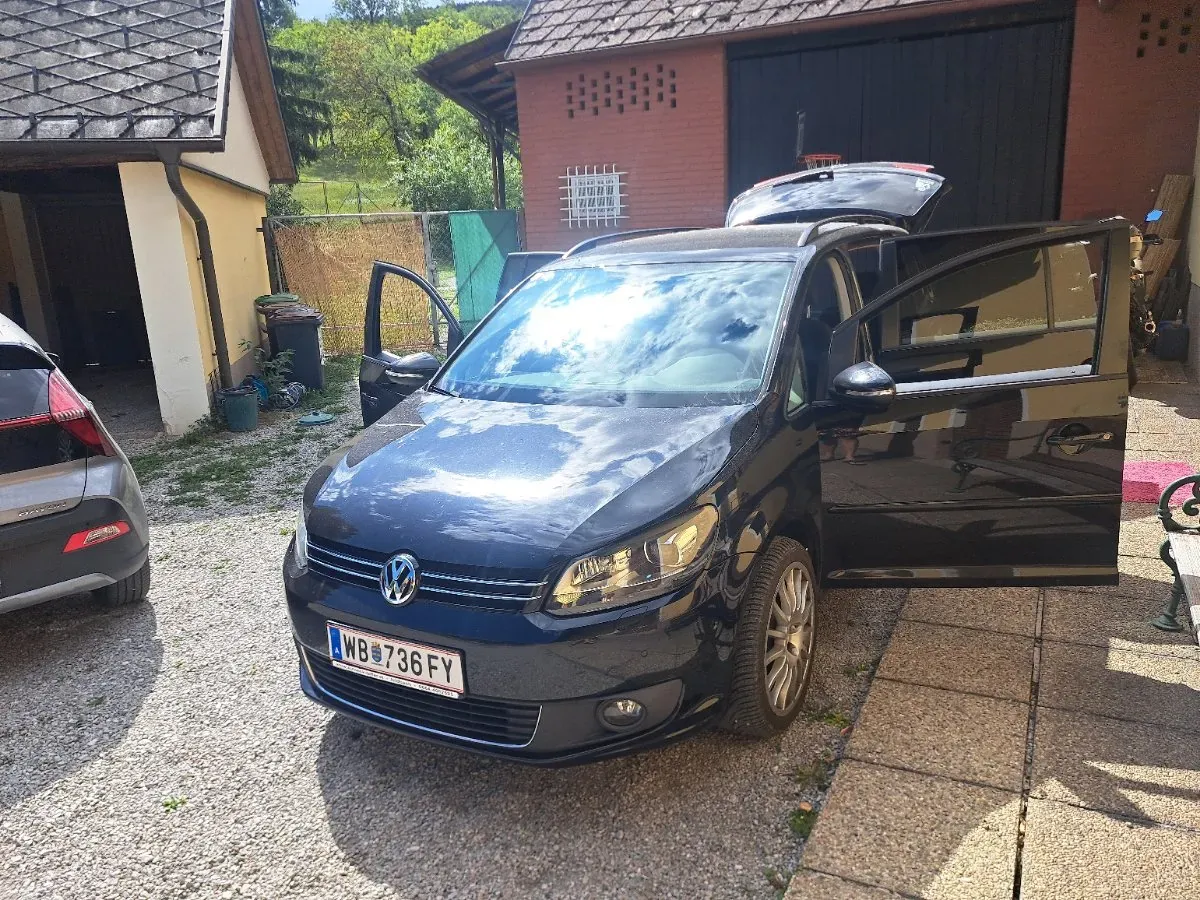 Volkswagen Touran 2011 photo 2