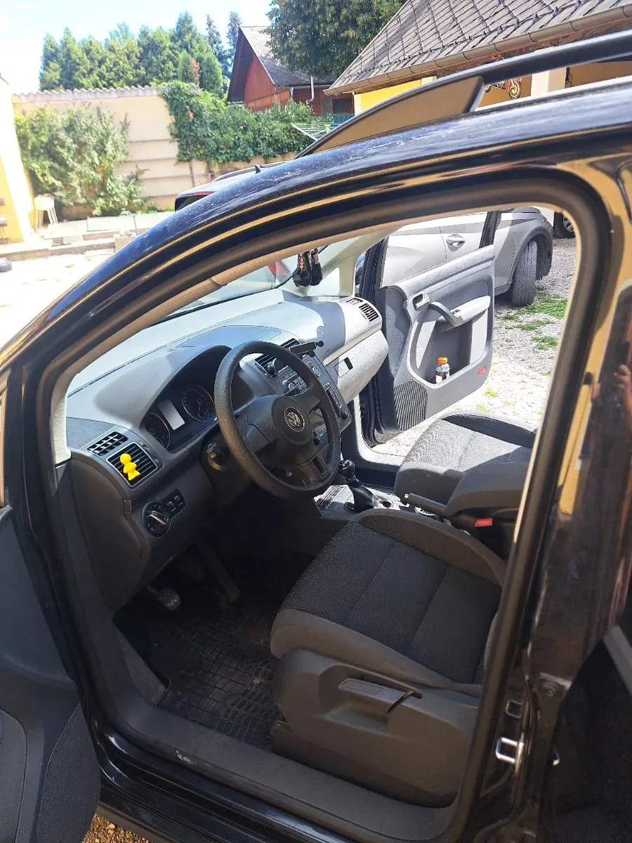 Volkswagen Touran 2011 photo 3