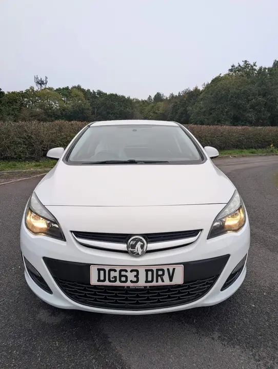 Vauxhall Astra 2014 photo 2