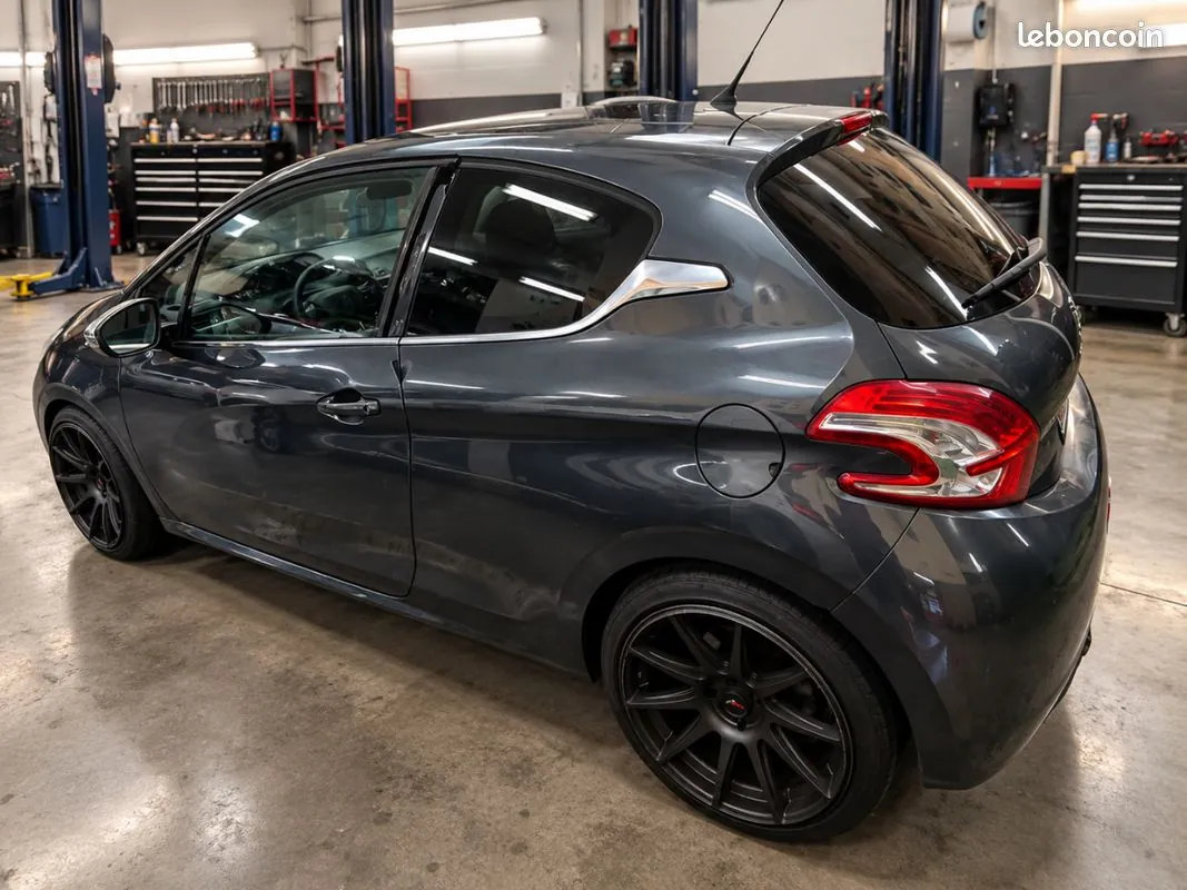 Peugeot 208 2013 photo 2