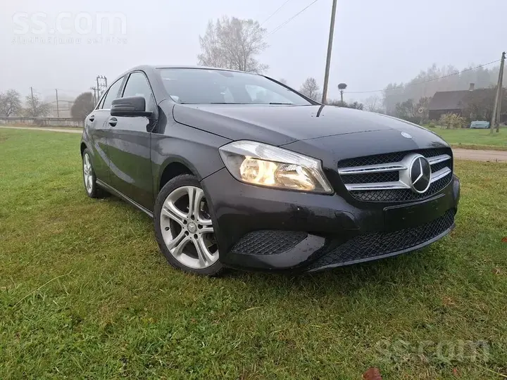 Mercedes-Benz A 180 2015 photo 2