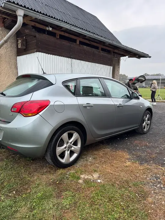 Opel Astra 2010 photo 2