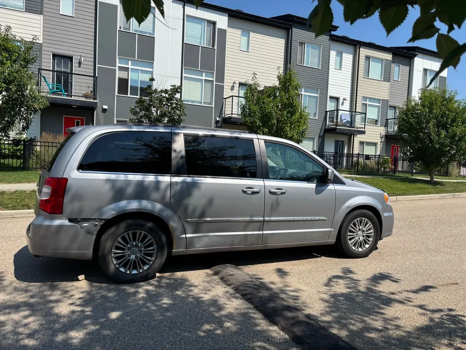 Chrysler Town & Country 2015 photo 2