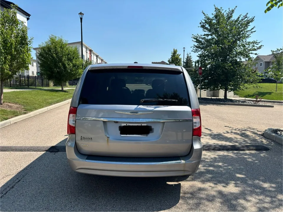 Chrysler Town & Country 2015 photo 3