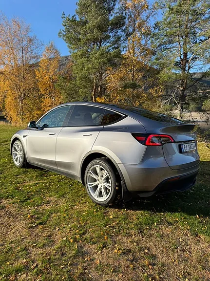 Tesla Model Y 2024 photo 3