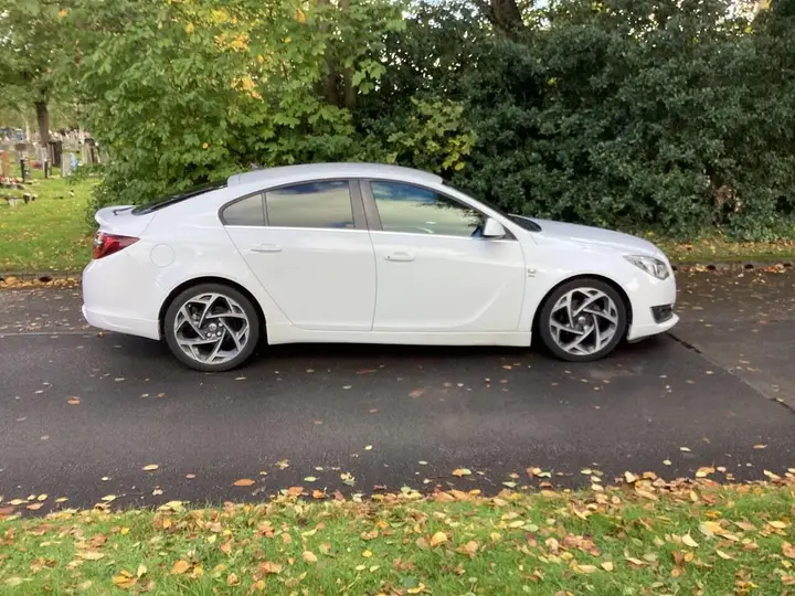 Vauxhall Insignia 2014 photo 2