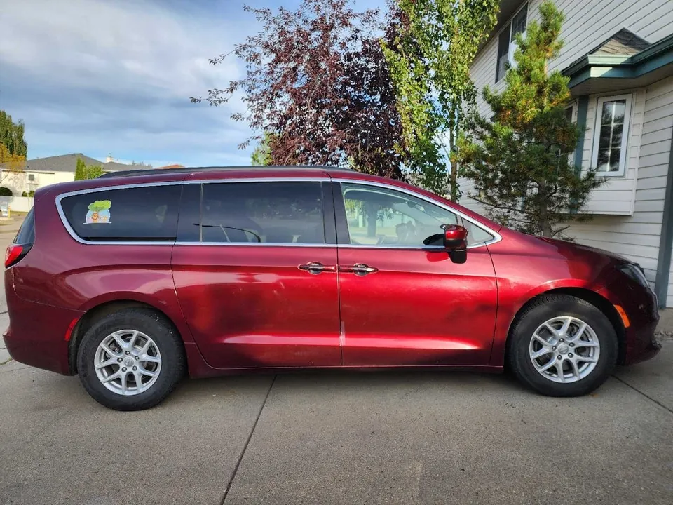 Chrysler Pacifica 2017 photo 2