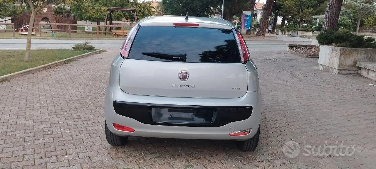 Fiat Grande Punto 2011 photo 2
