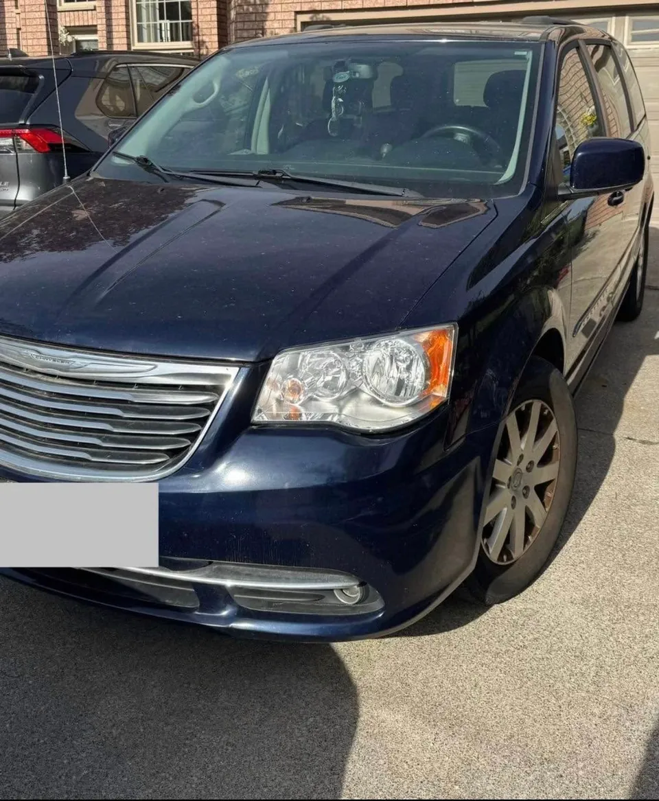Chrysler Town & Country 2015 photo 2