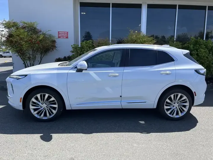 Buick Envision 2026 photo 2