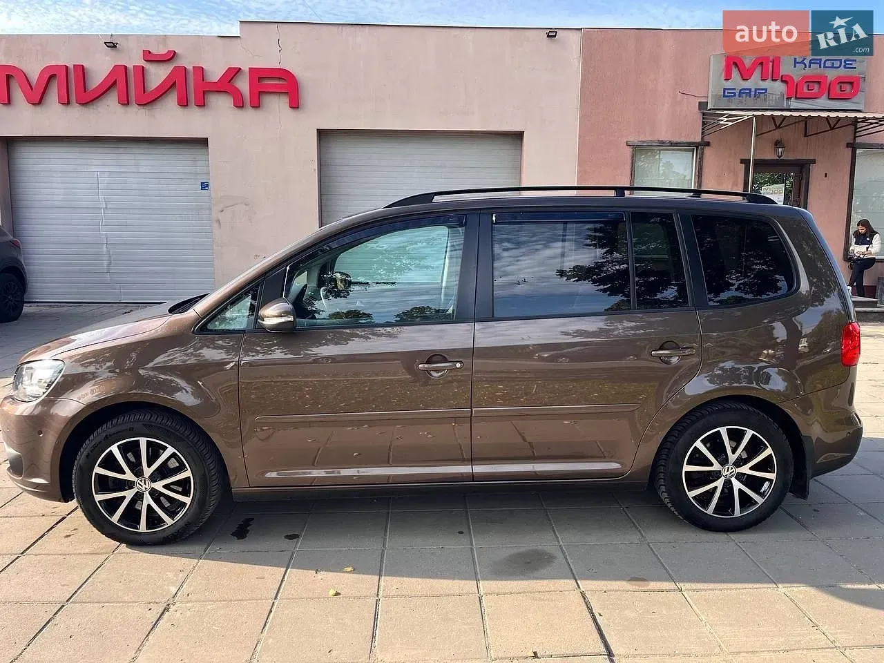 Volkswagen Touran 2011 photo 2