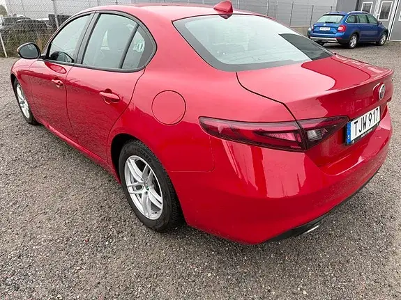 Alfa Romeo Giulia 2017 photo 2