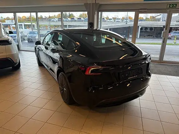 Tesla Model 3 2026 photo 2