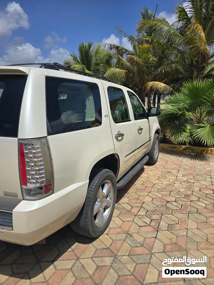 Chevrolet Tahoe 2012 photo 2