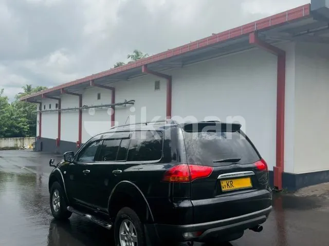 Mitsubishi Montero 2011 photo 4
