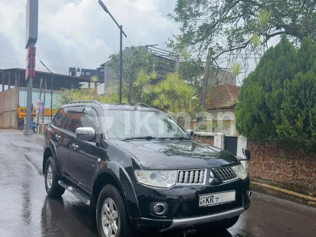 Mitsubishi Montero 2011 photo 2