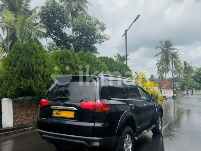 Mitsubishi Montero 2011 photo 3