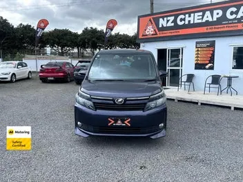 Toyota Voxy 2014 photo 3