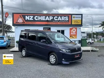 Toyota Voxy 2014 photo 2