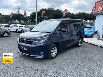 Toyota Voxy 2014 photo 4