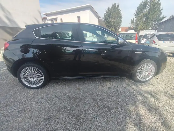 Alfa Romeo Giulietta 2013 photo 2