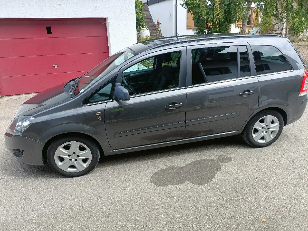 Opel Zafira 2011 photo 2