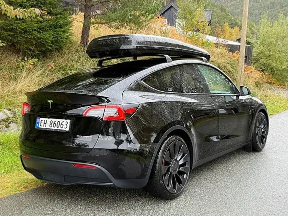 Tesla Model Y 2024 photo 3