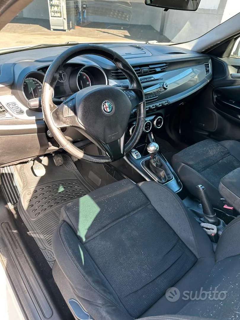 Alfa Romeo Giulietta 2010 photo 5