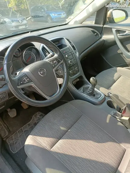 Opel Astra 2012 photo 3