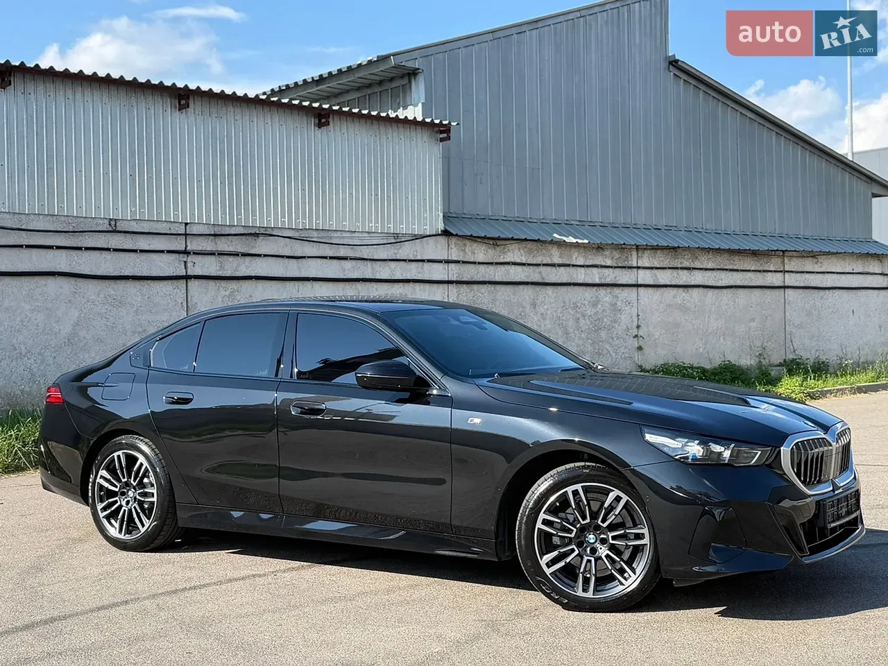 BMW 5 Series 2023 photo 2