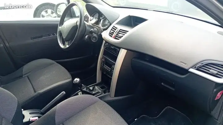 Peugeot 207 2012 photo 3